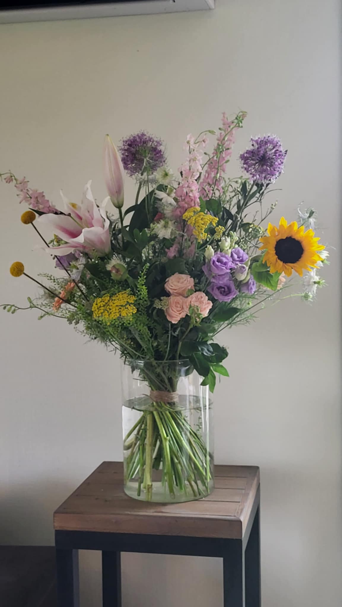 Luxe veldboeket in roze, lila en geel tinten