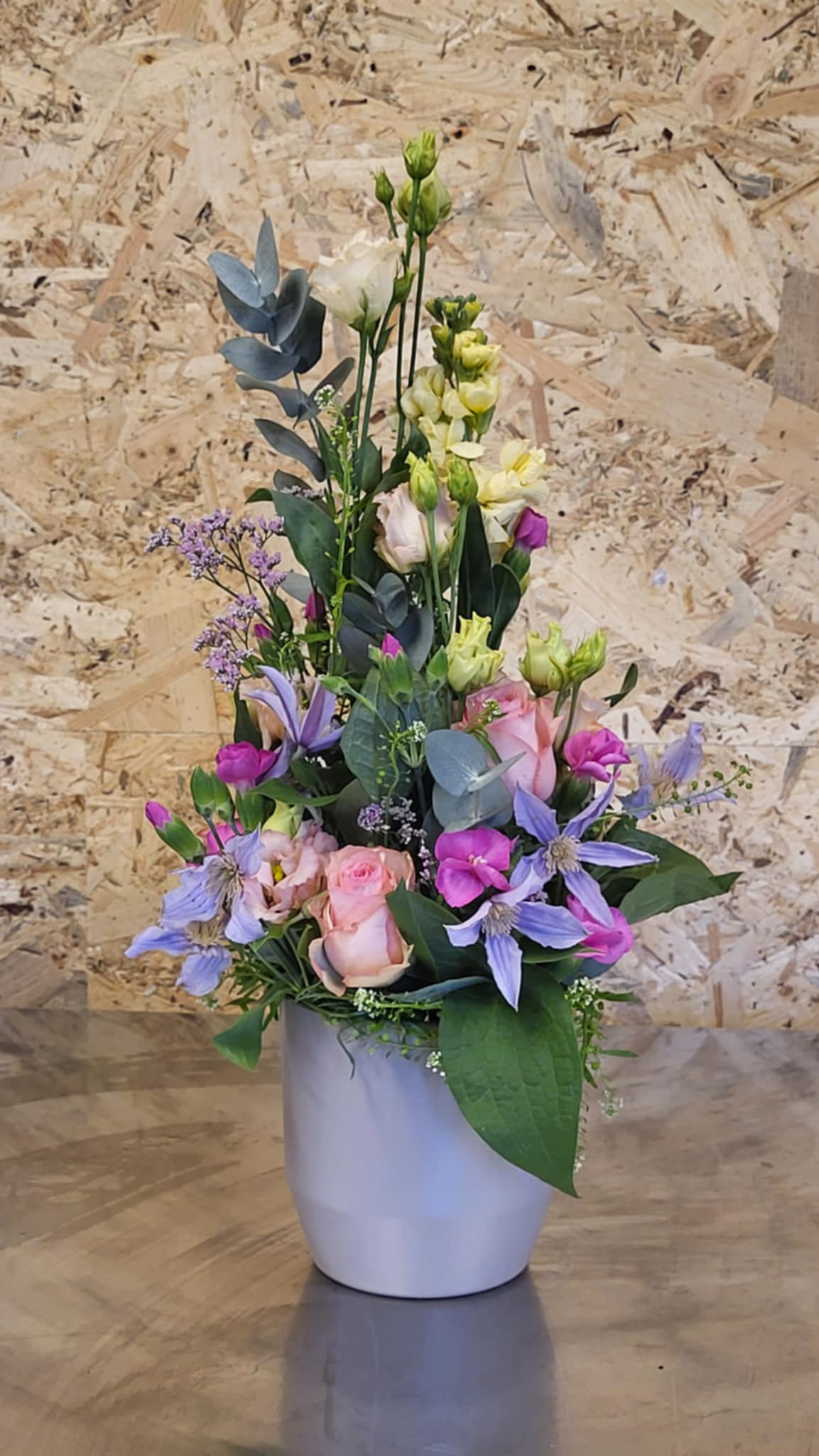 hoog bloemstukje in lentekleuren