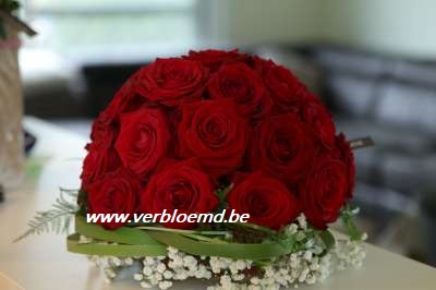 Nr 18 rond bloemstuk met rode rozen