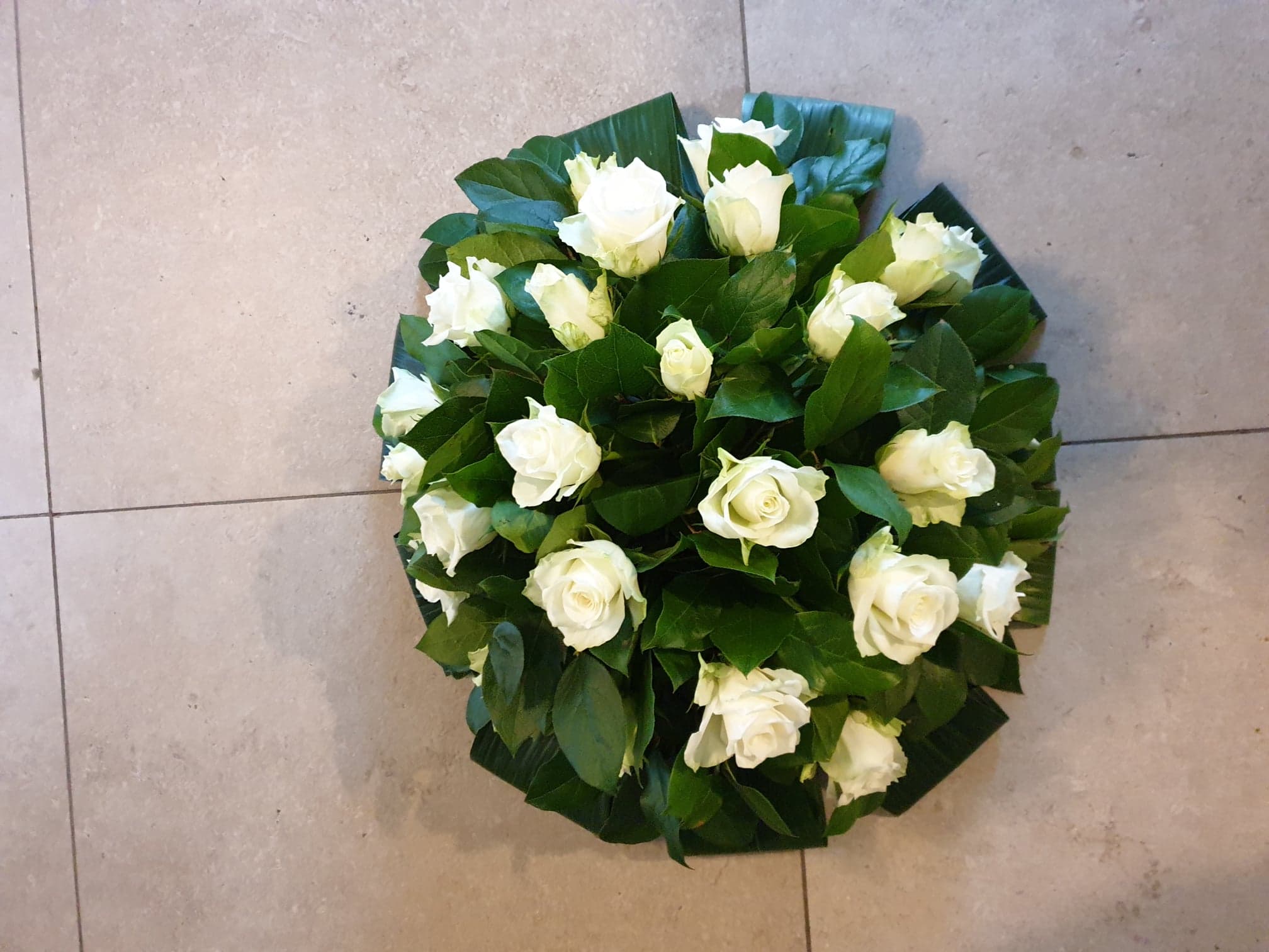 Nr 87 rond bloemstuk met witte rozen 50 cm