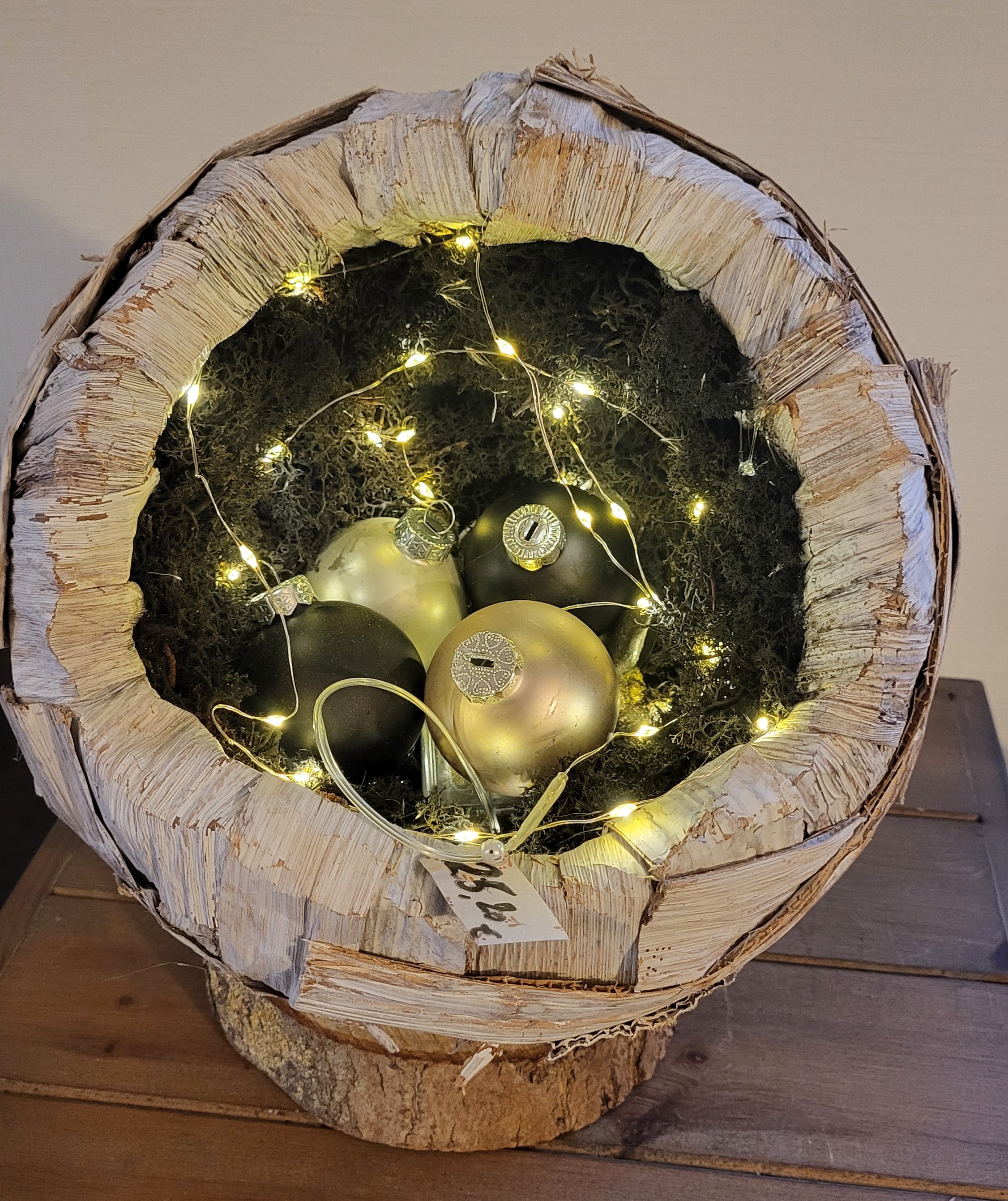 kerstdecoratie bol in zwart en wit met lichtjes