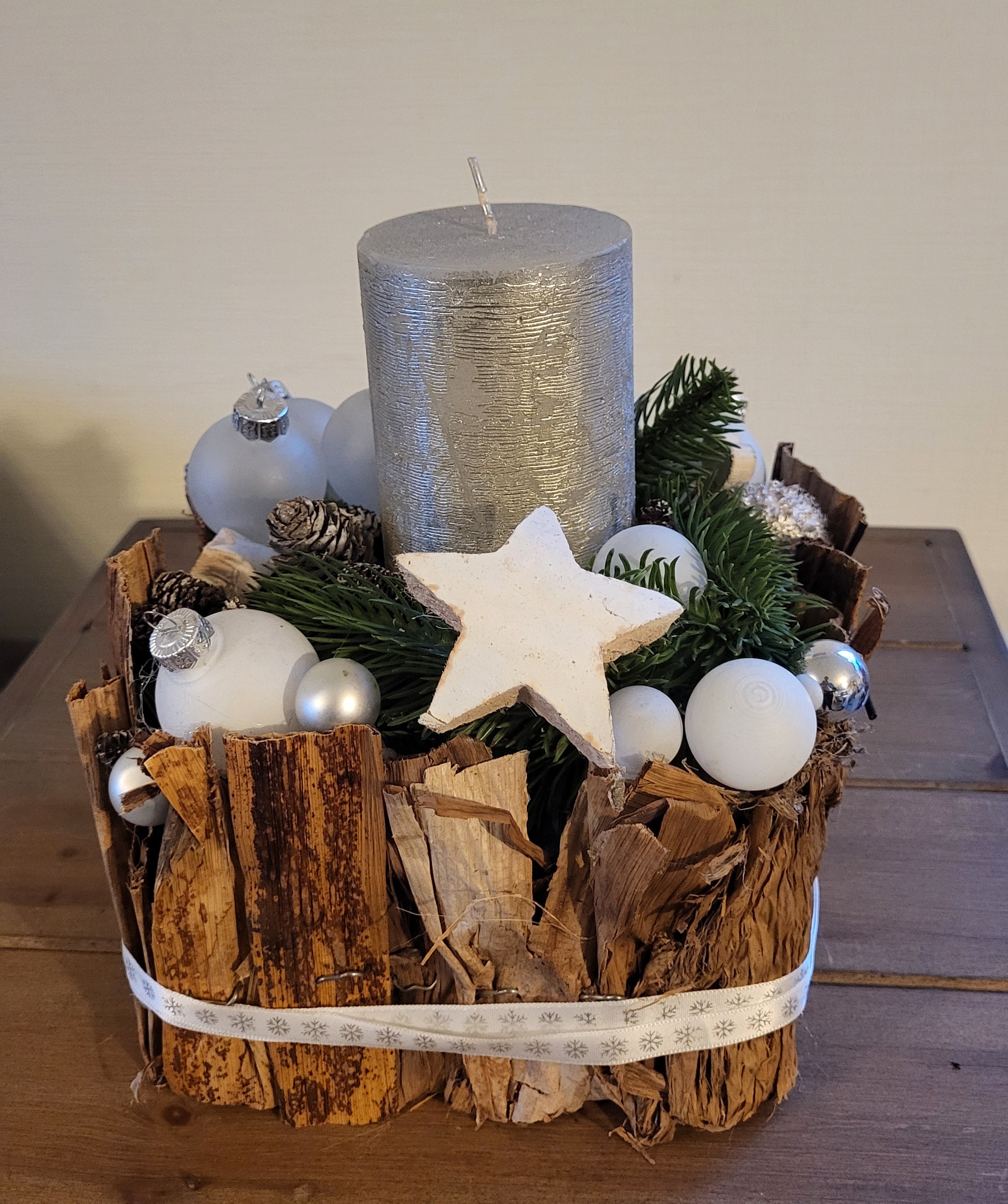 kerst decoratie met naturel, wit en zilver met kaars