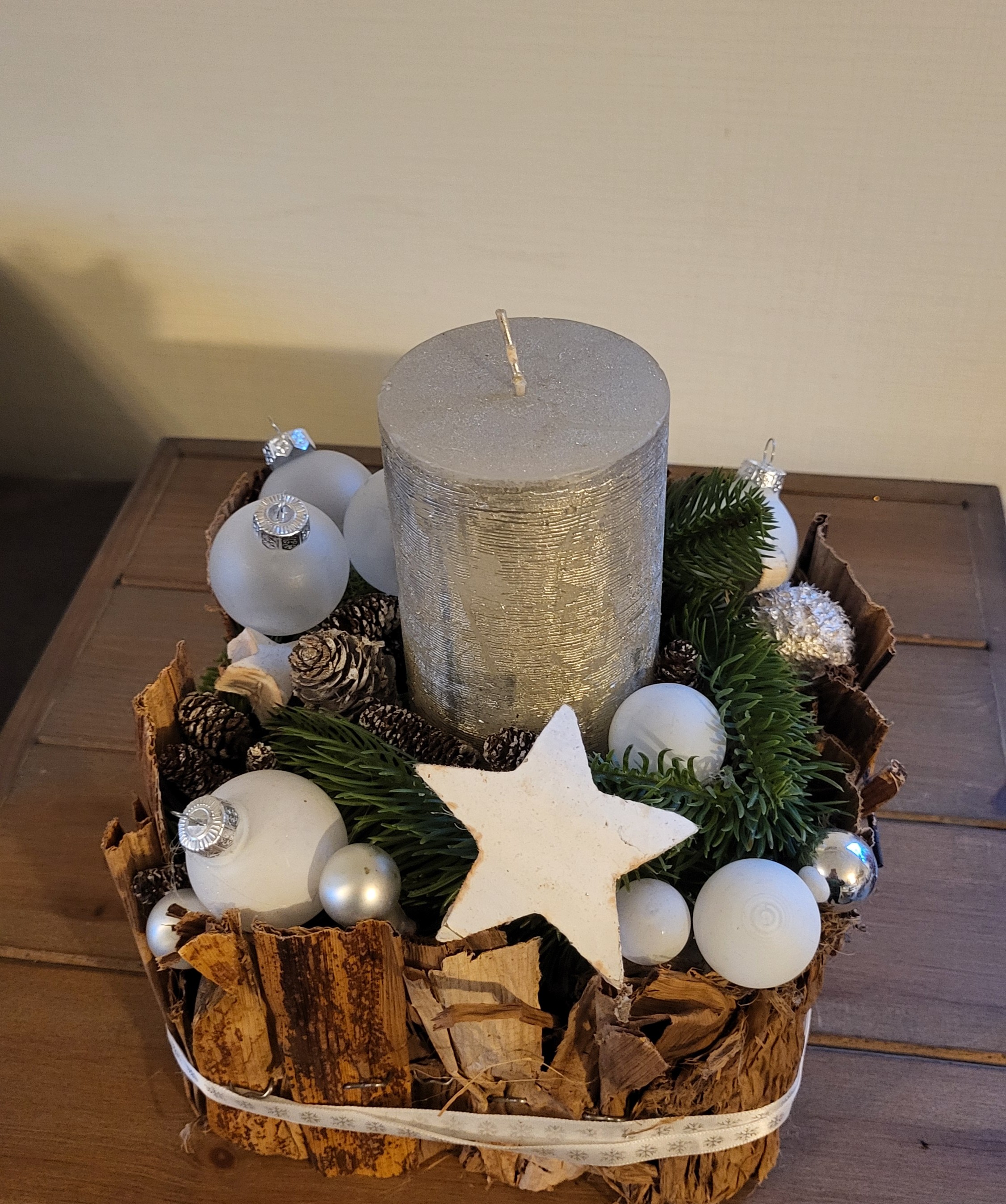 kerst decoratie met naturel, wit en zilver met kaars