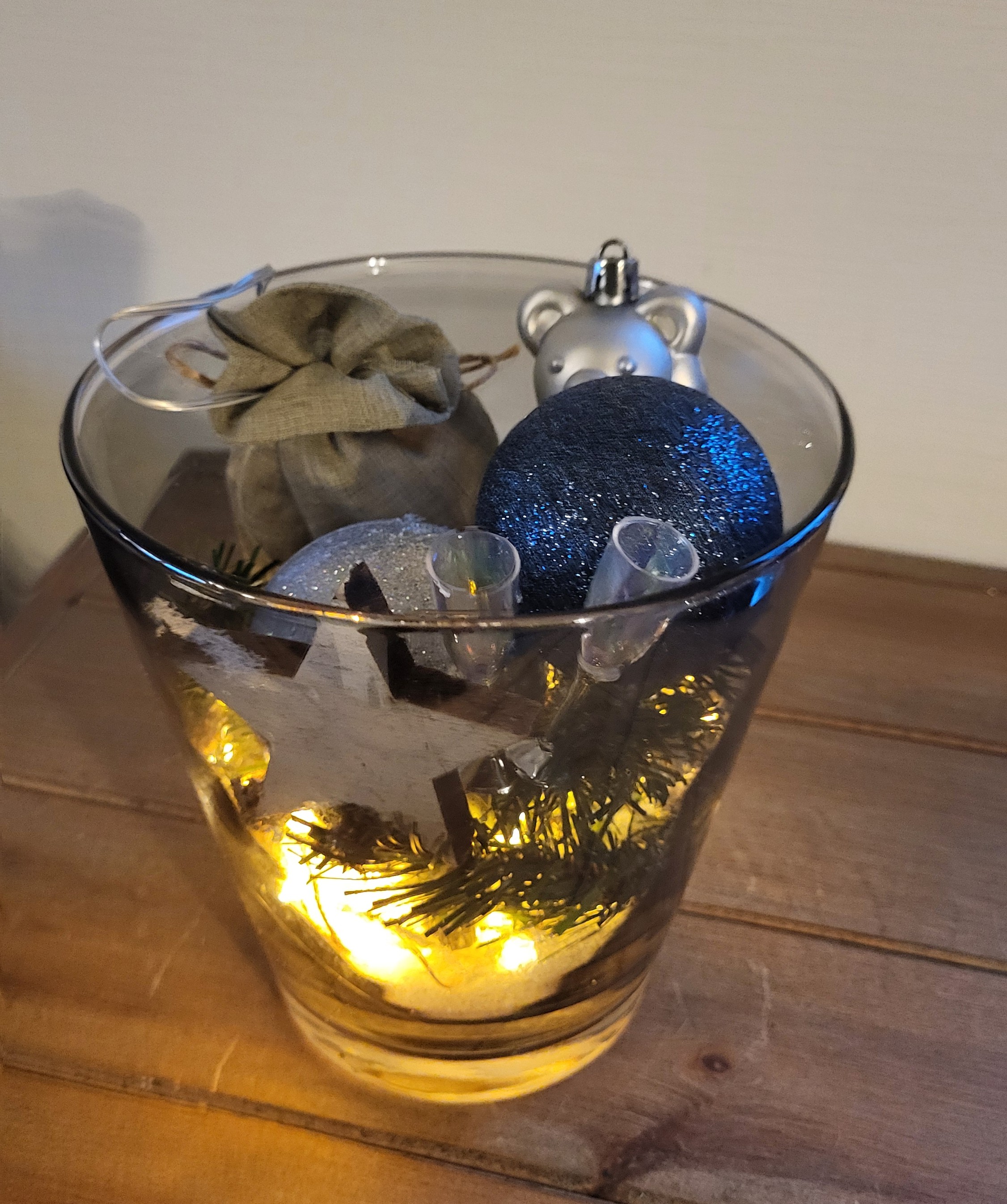 kerst decoratie met lichtjes zilver en blauw