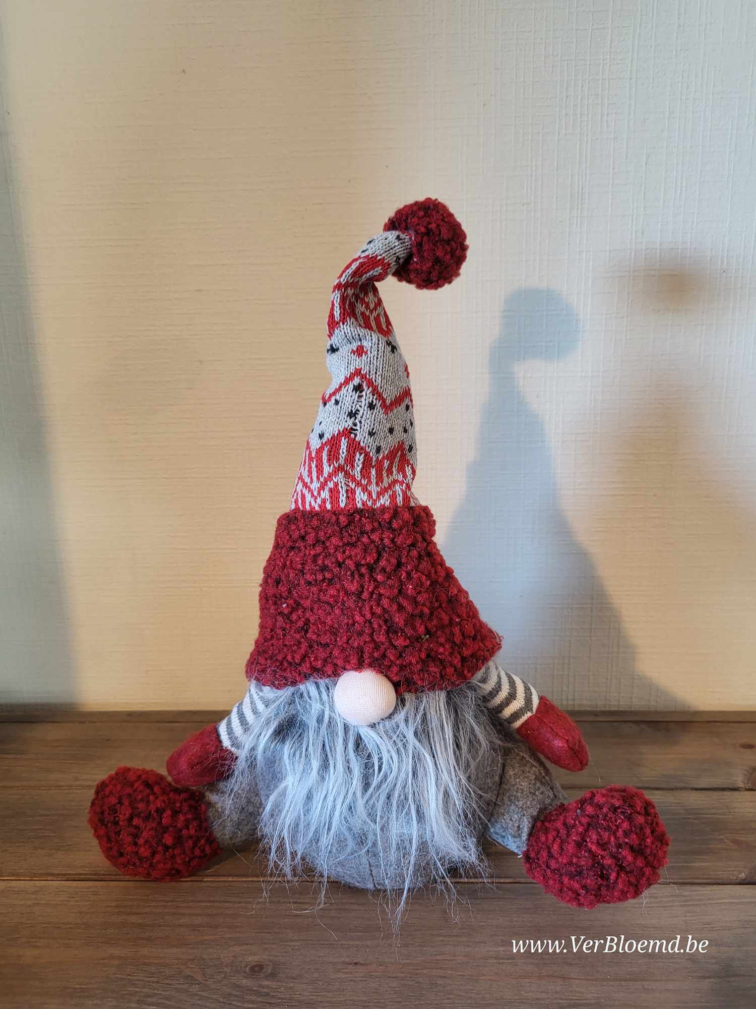 gnome zittend rood en grijs