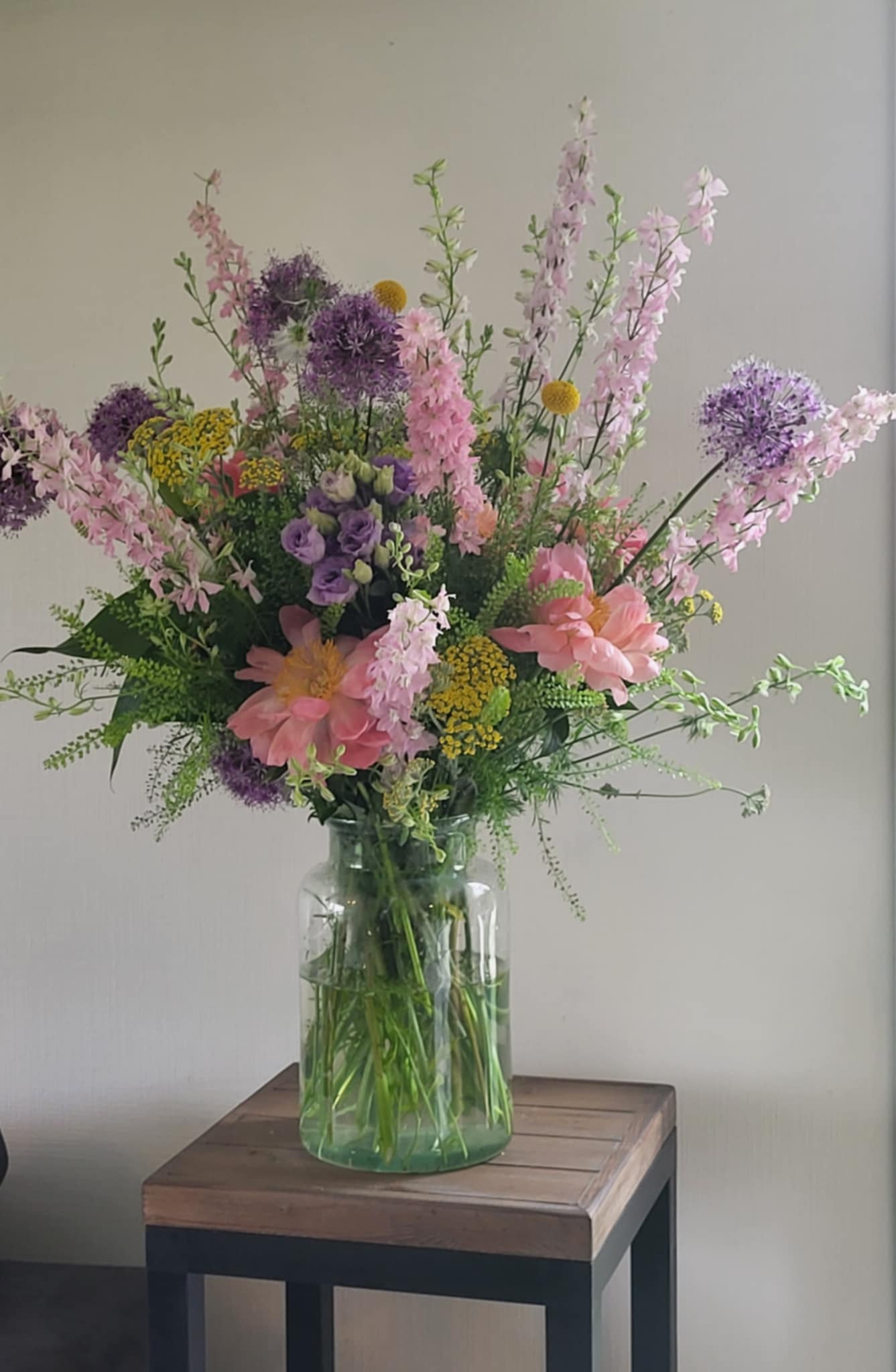 Bloemig luxe veldboeket in pastel