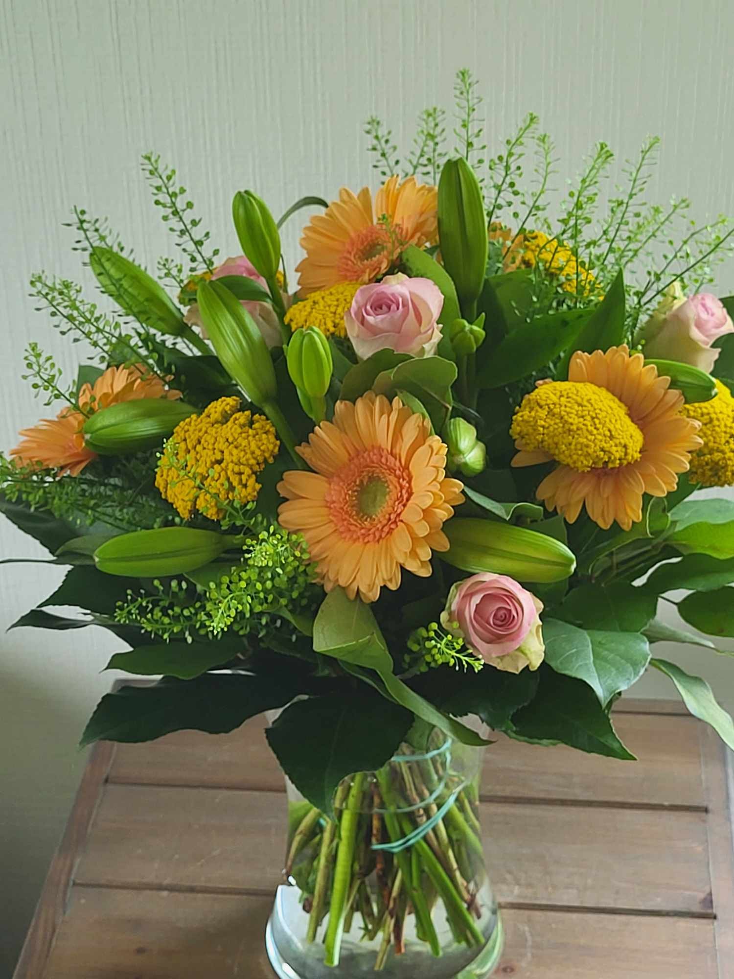 rond bloemstukje voor elke gelehgenheid in oranje tinten