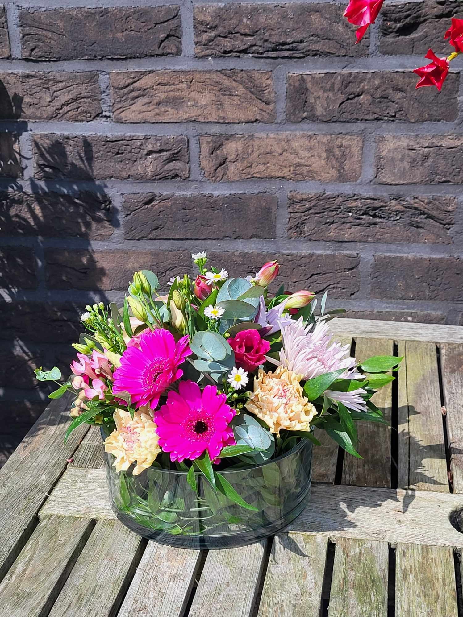 Bloemstuk in roze tinten