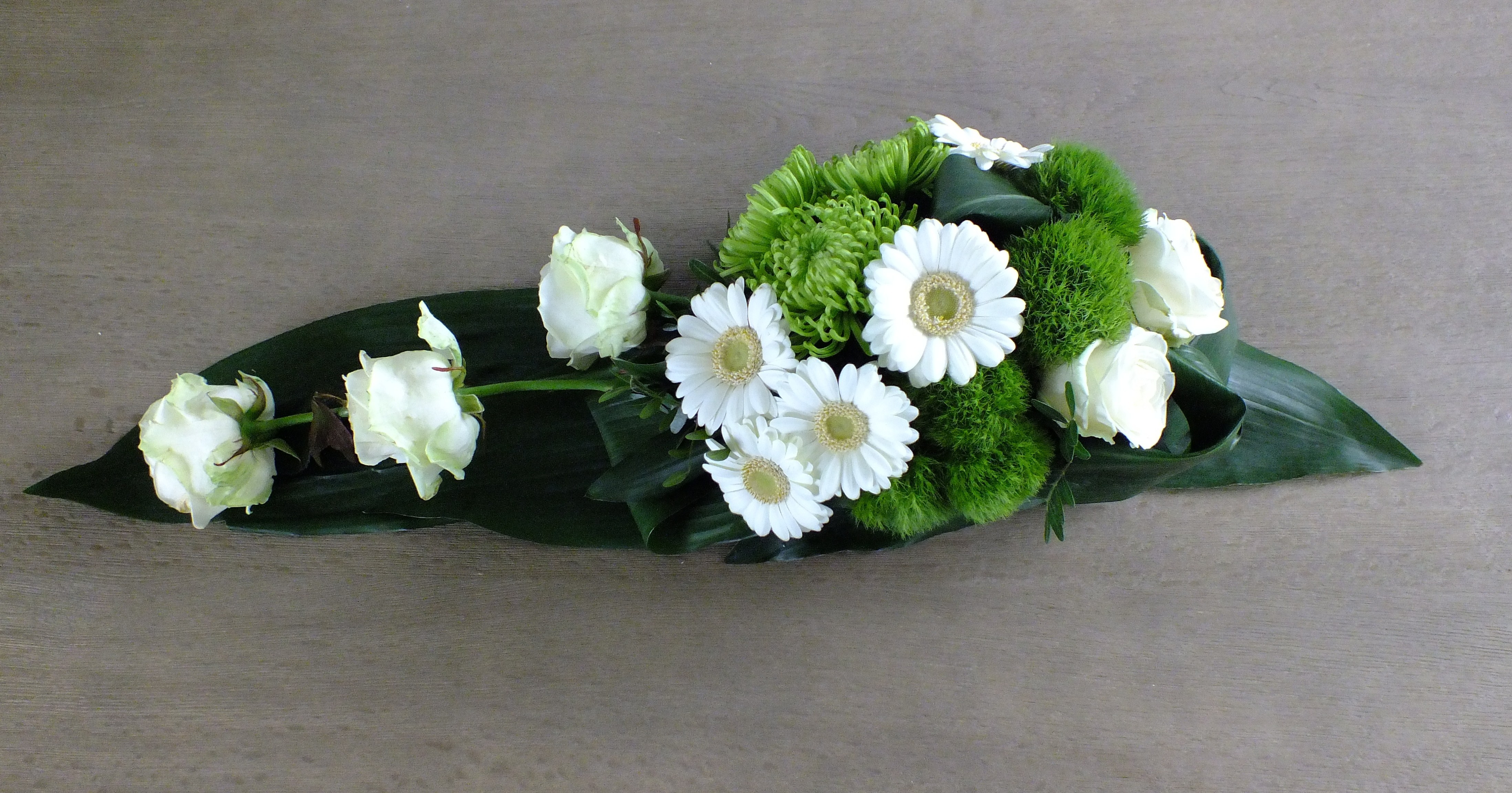 Nr 35 bloemstuk wit en groen