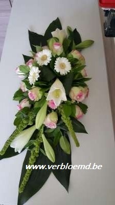 Nr 76 bloemstuk met wit en roze druppel