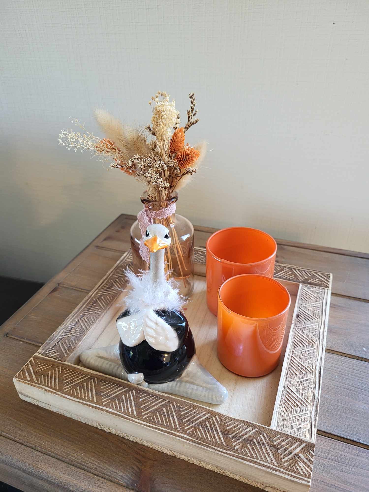 decoratieschotel met struisvogel yoga