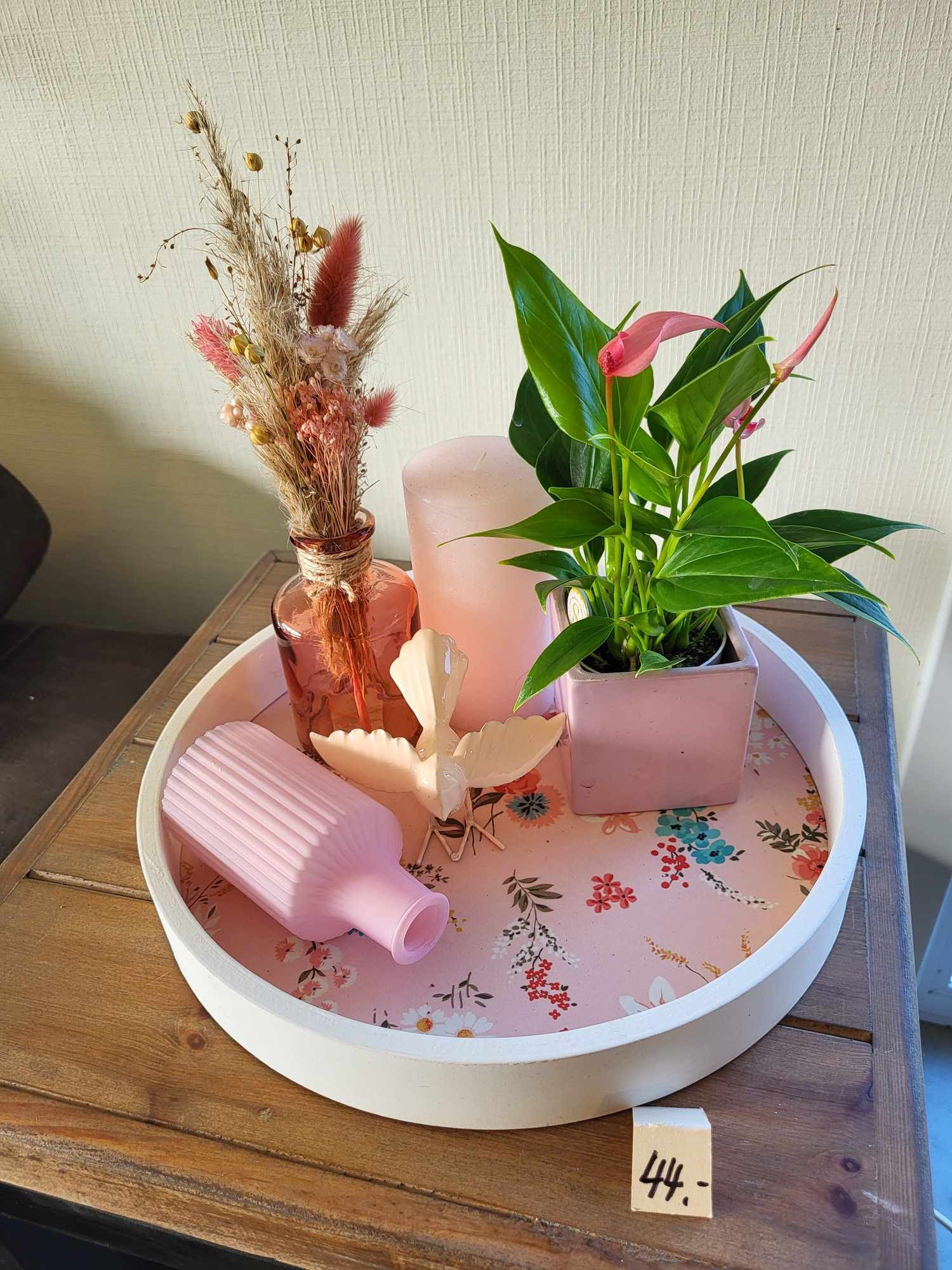 decoratie schotel bloemetjes motief met kaars, droogbloemen en kamerplant