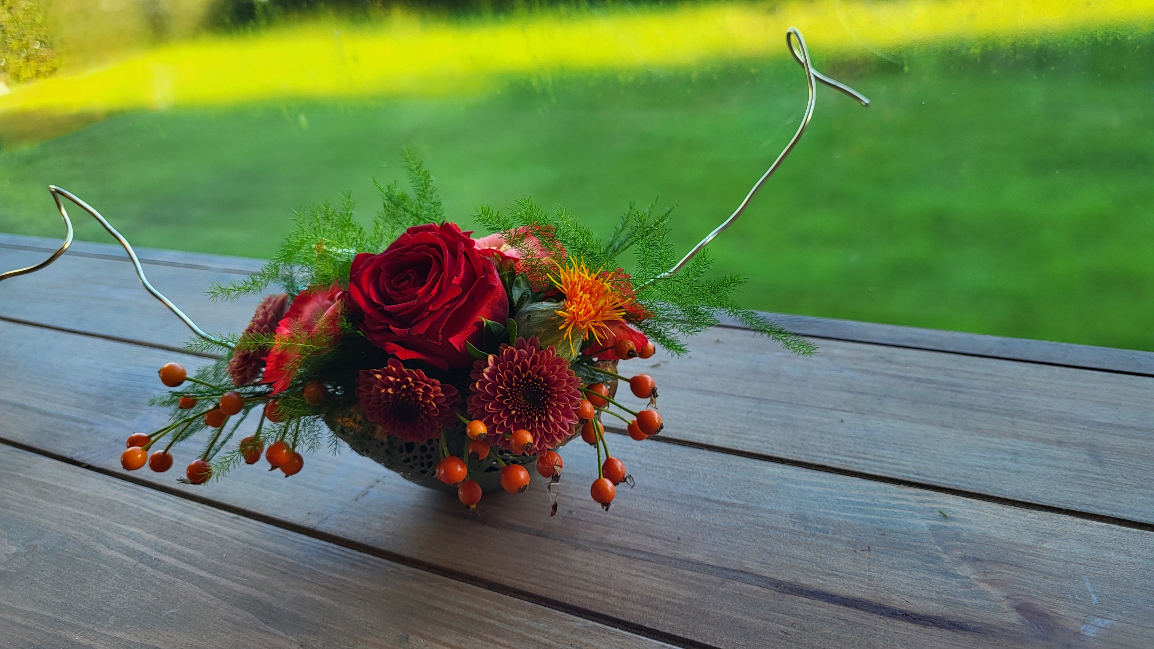 decoratie schotel met kaarsen, eekhoorn en droogbloemen