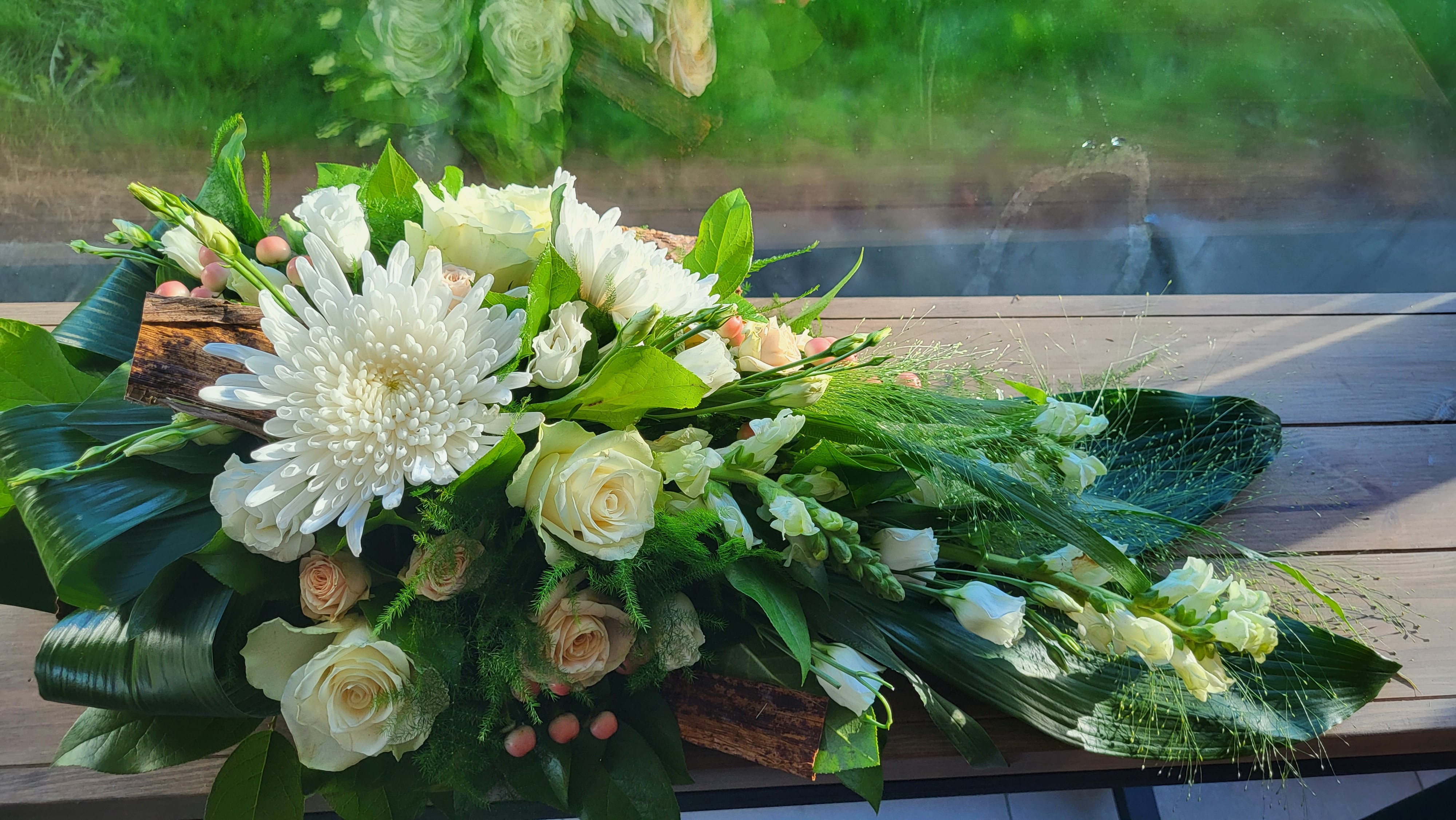 decoratie schotel met kaarsen, eekhoorn en droogbloemen