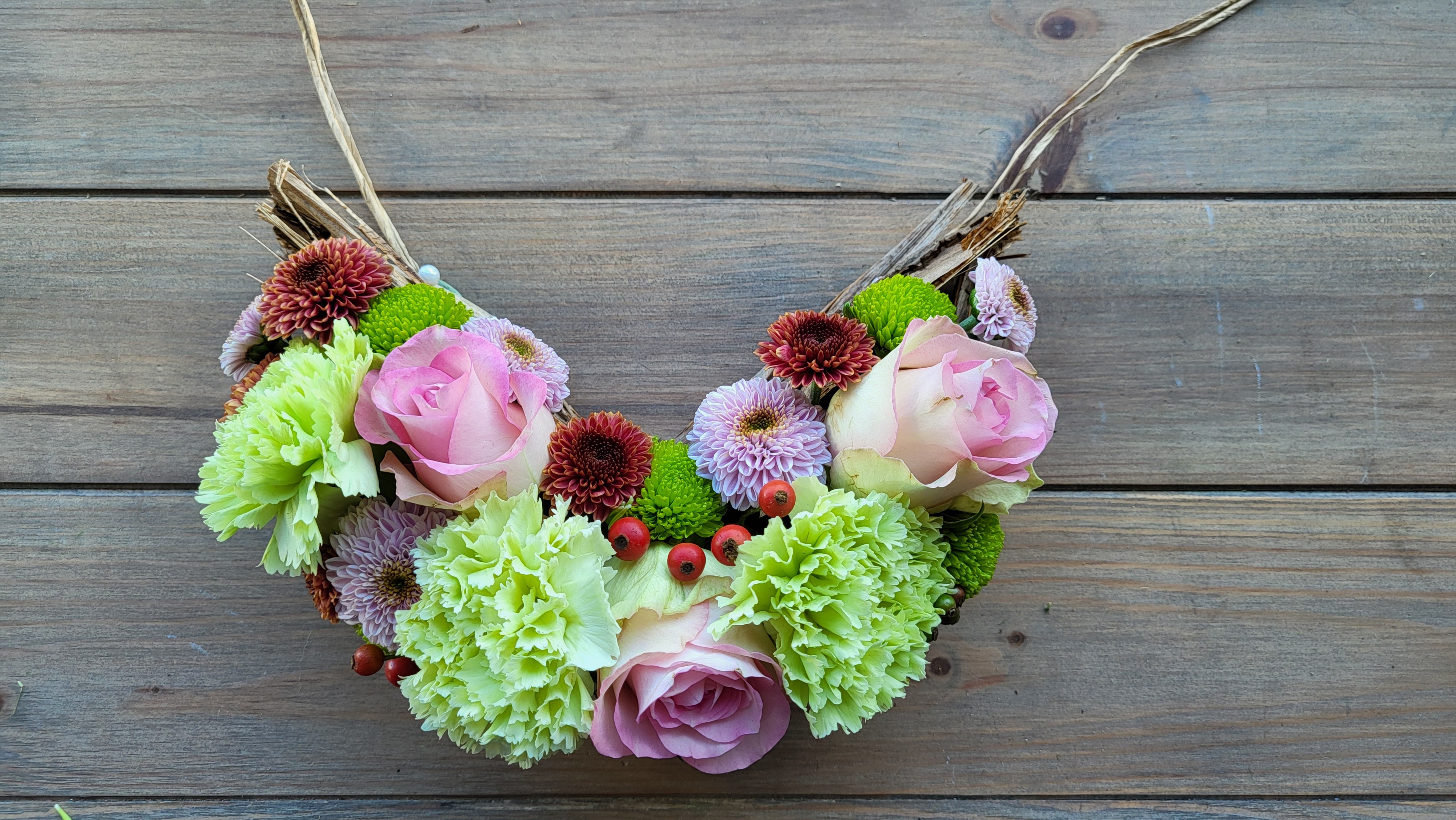 decoratie schotel met kaarsen, eekhoorn en droogbloemen