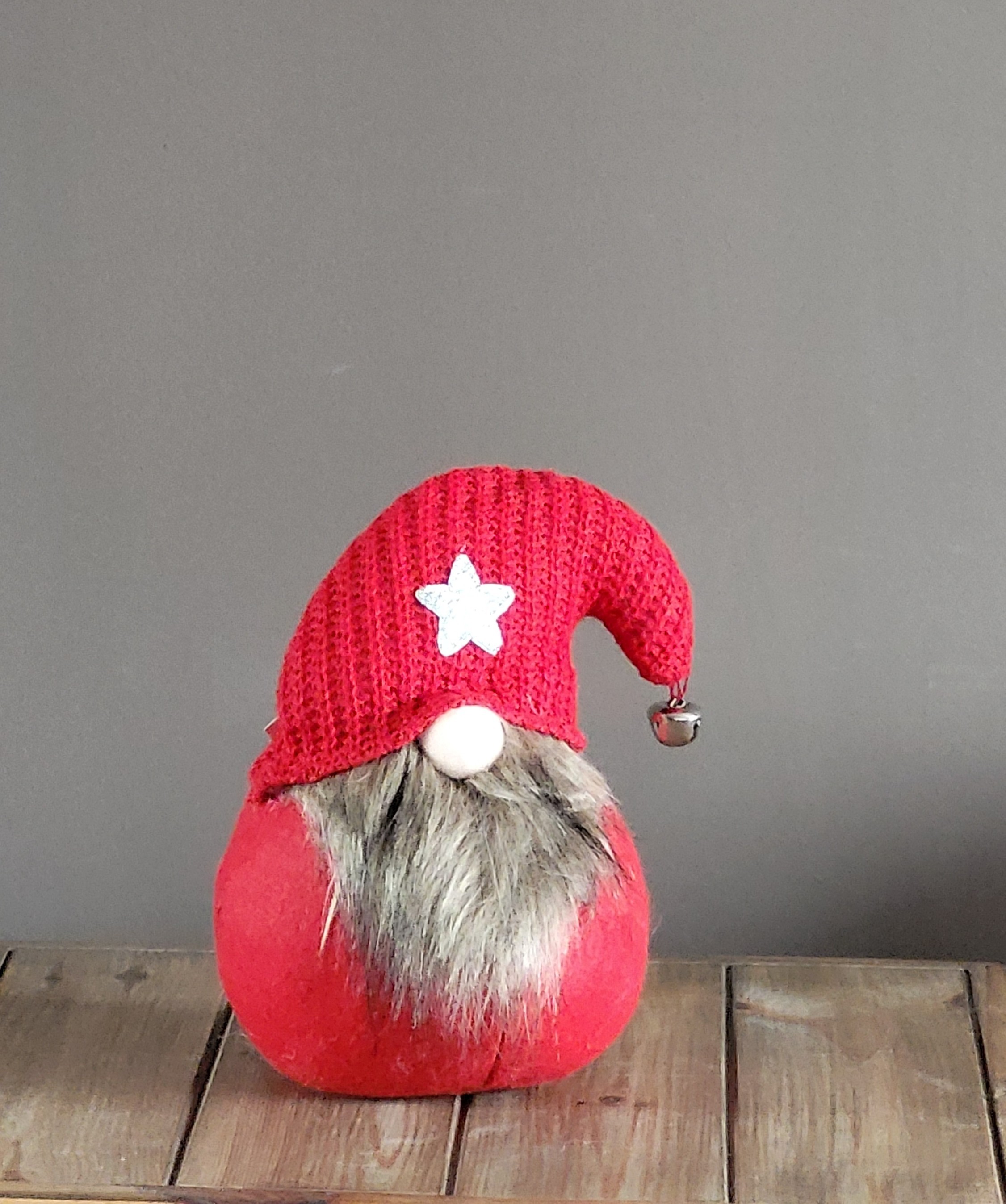 gnome rood met belletje aan muts