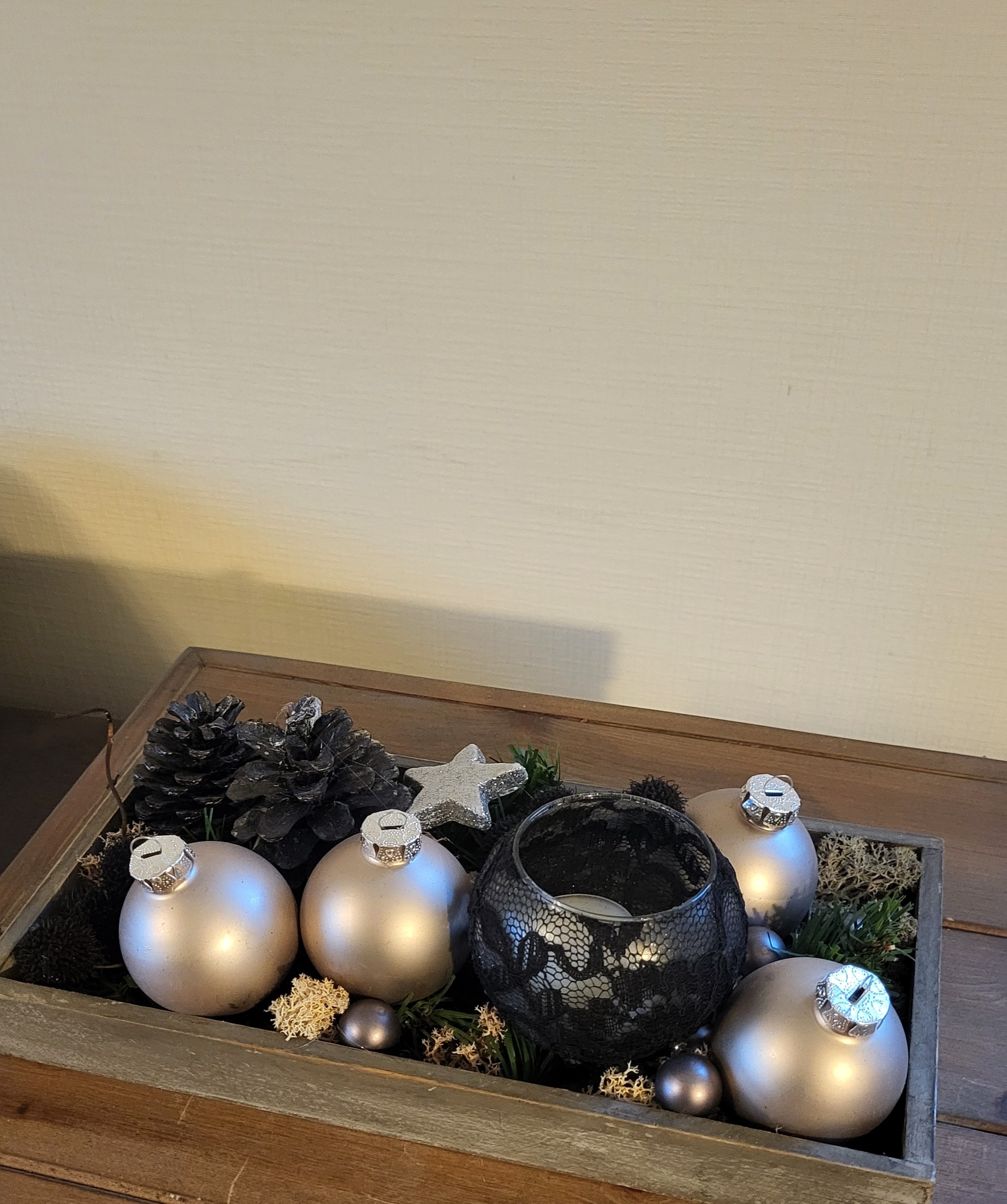 kerst decoratie met zwrt en zilverkleuren, met glazen theelichtje