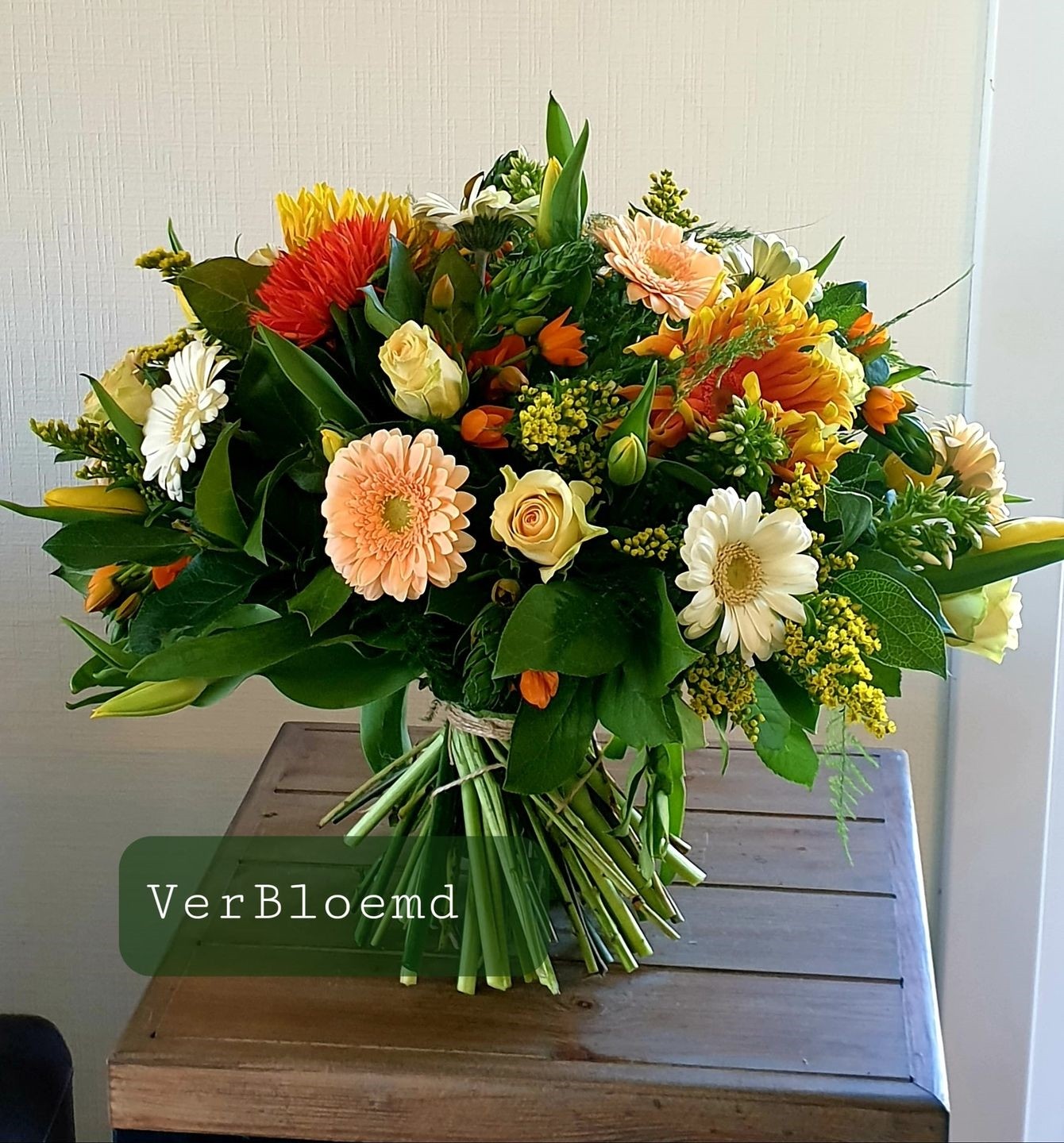 rond bloemstukje voor elke gelehgenheid in oranje tinten