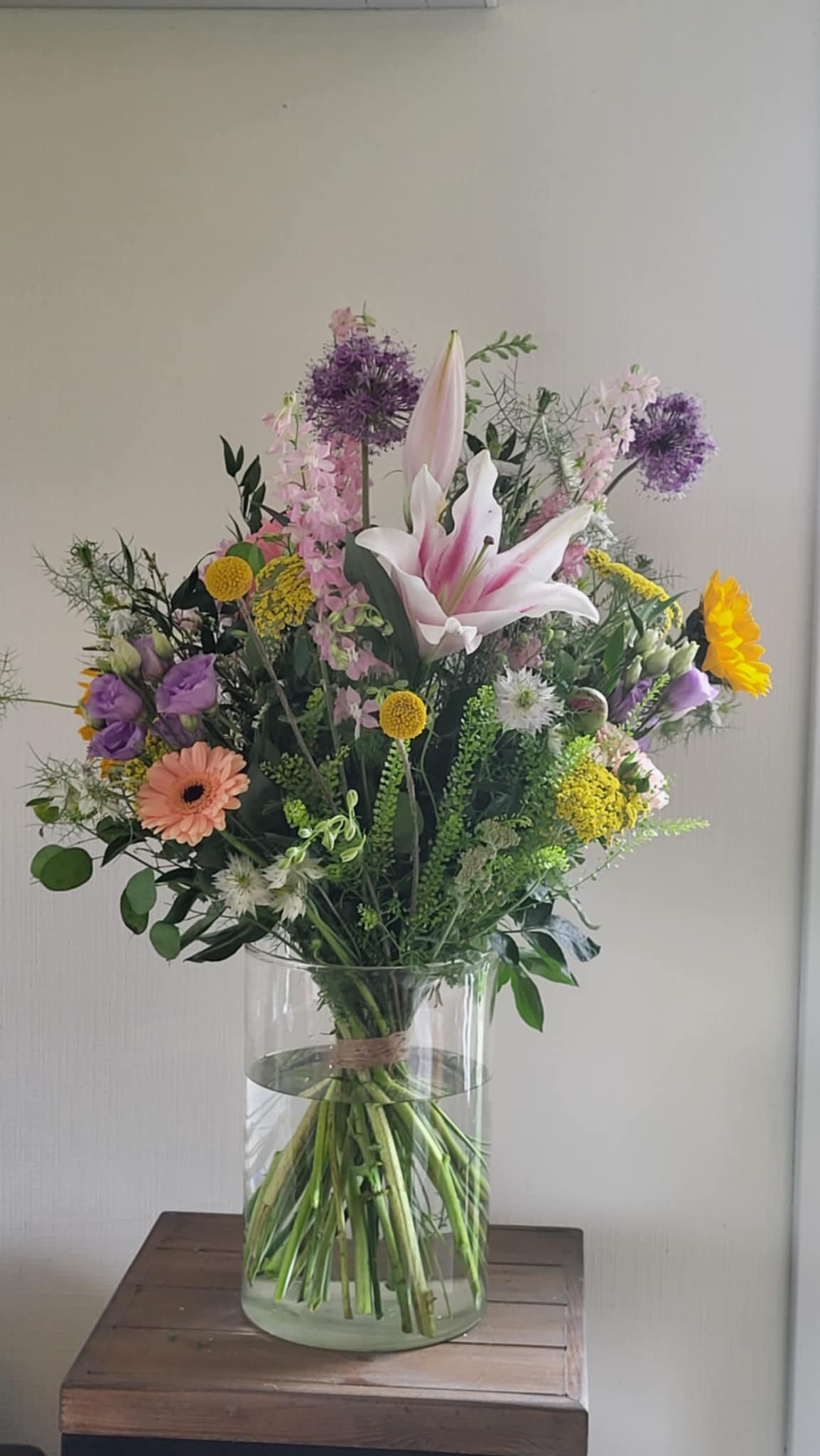 rond bloemstukje voor elke gelehgenheid in oranje tinten